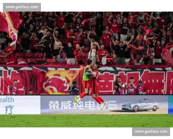 中超争冠三强集体 “刹车”,2 分差拖至收官战 中超争冠三强集体 “刹车”,2 分差拖至收官战