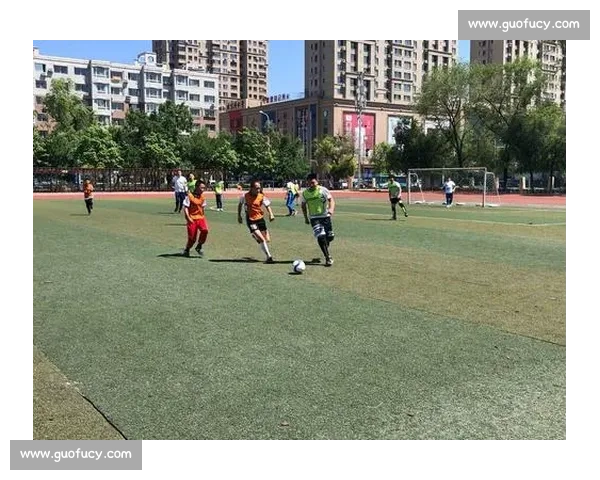 少年绿茵 1v1:脚下技巧藏惊艳 少年绿茵 1v1:脚下技巧藏惊艳