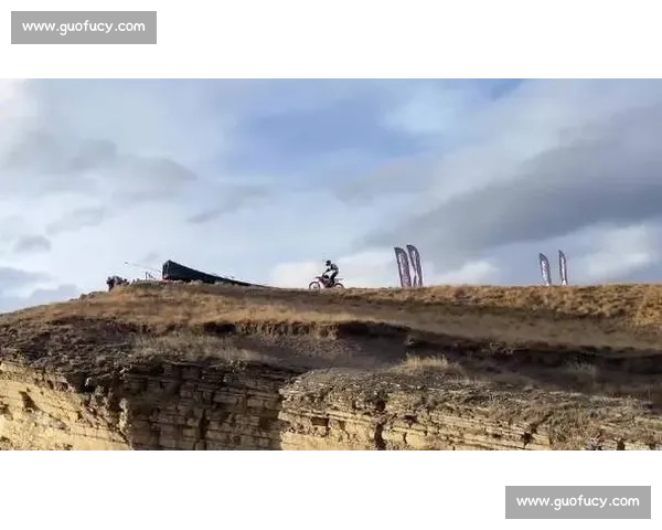 空中飞车双跳伞:当车手与座驾共舞蓝天 空中飞车双跳伞:当车手与座驾共舞蓝天