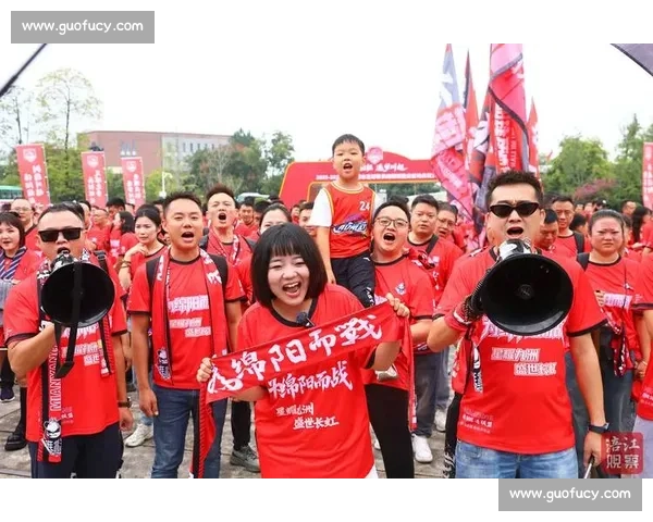 川超赛场双份浪漫!绵阳球迷求婚获 10 万购房券 川超赛场双份浪漫!绵阳球迷求婚获 10 万购房券